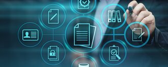 Disposition für Transportmanagement durch Logistiksoftware Mann im Hintergrund, mit Icons im Vordergrund, veranschaulicht Logistiksoftware von Translogica